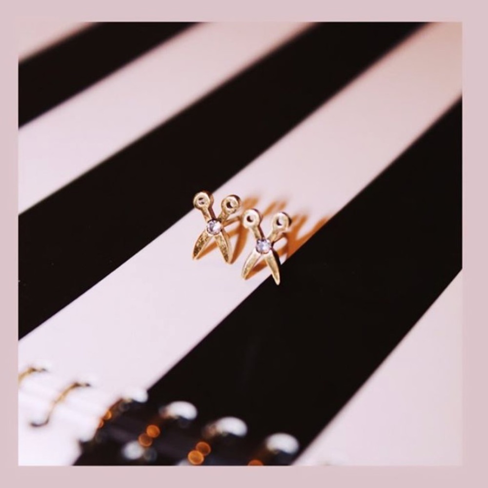 Scissors studs✨